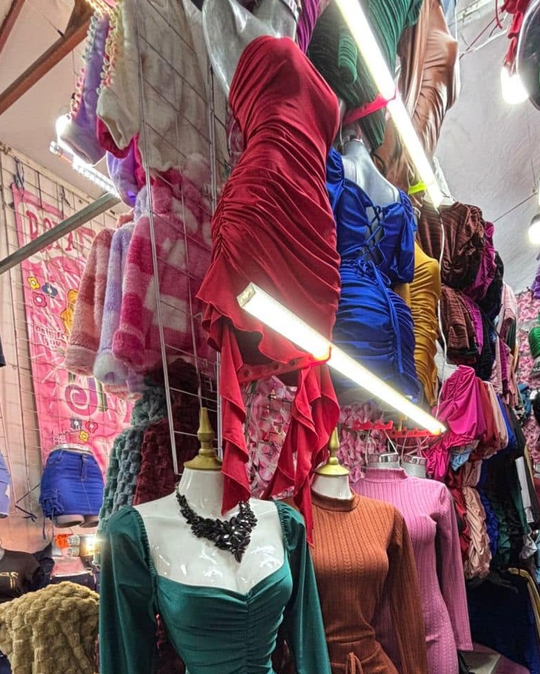 Blusa cruzada con moño y manga larga acampanada