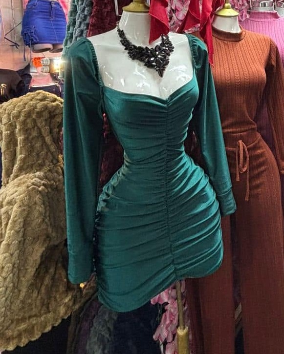 Vestido corto fruncido con escote corazón y manga larga