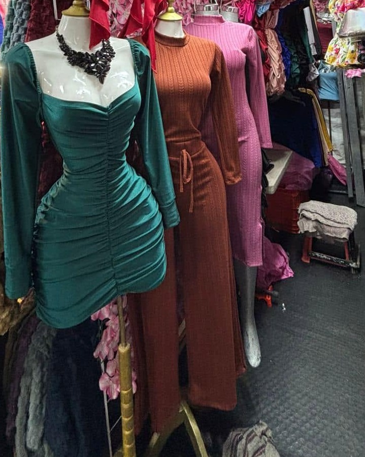 Vestido largo tejido canalé con manga larga y lazo