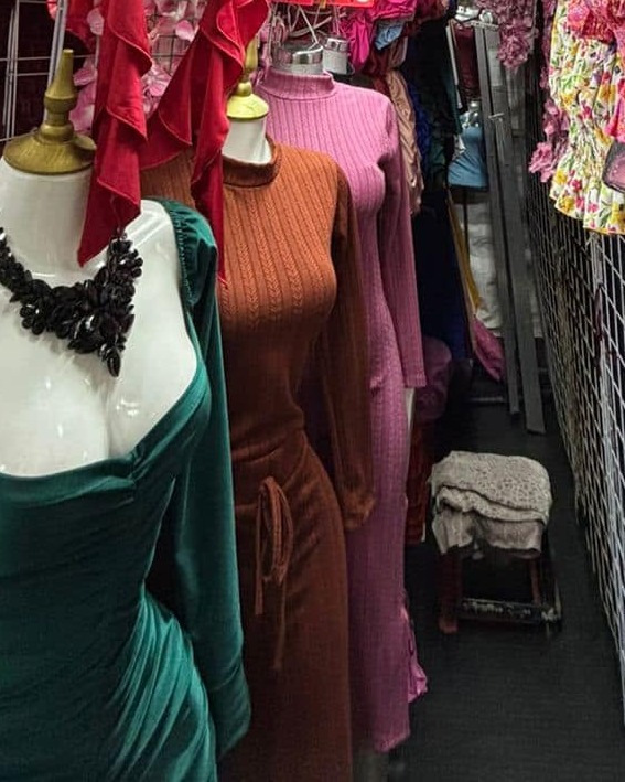 Vestido largo tejido canalé con manga larga y lazo