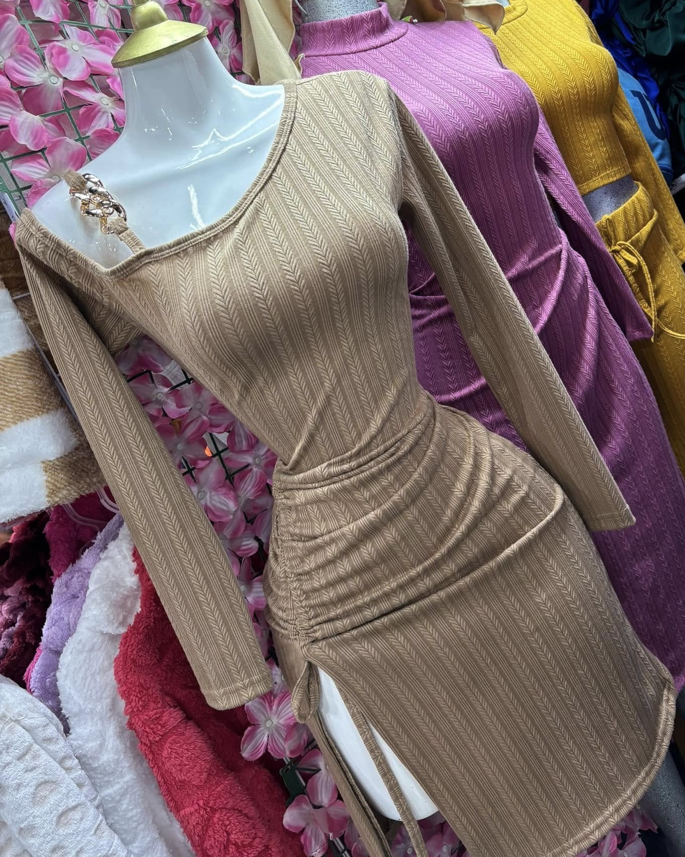 Vestido corto tejido canalé de manga larga con aberturas