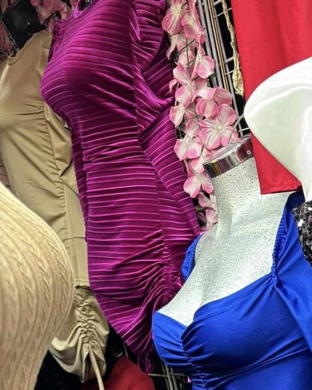 Vestido corto de terciopelo plisado con escote corazón y manga larga