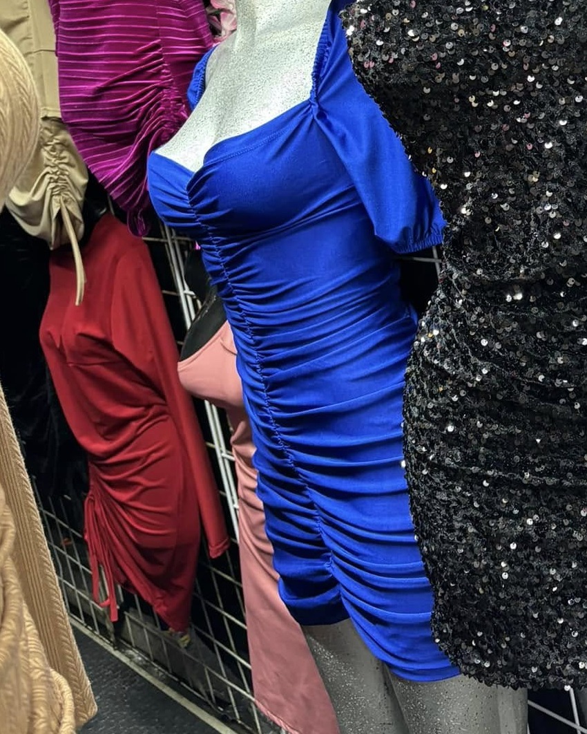 Vestido corto fruncido con manga abullonada y agujetas al frente