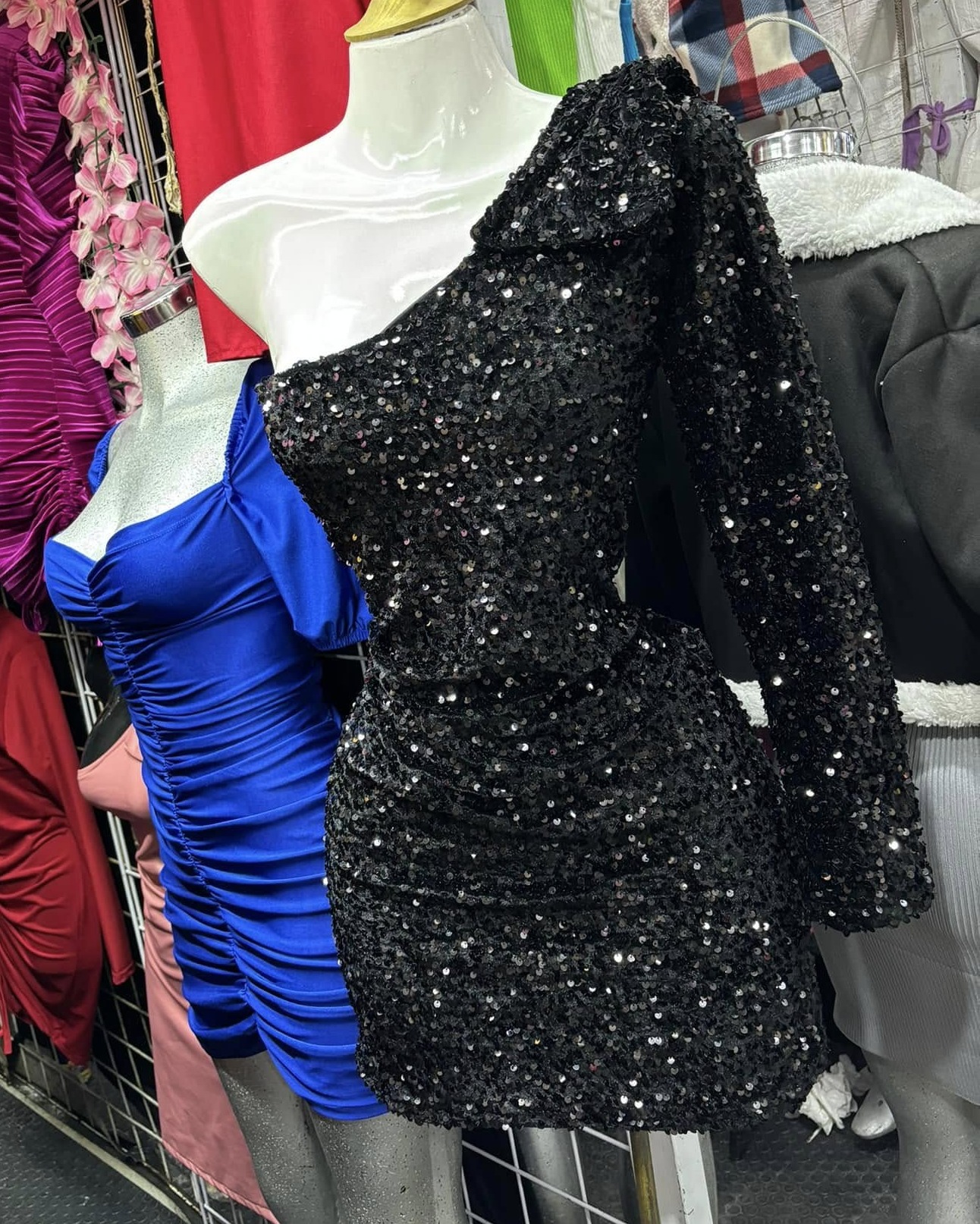 Vestido corto de lentejuela de un hombro con manga larga
