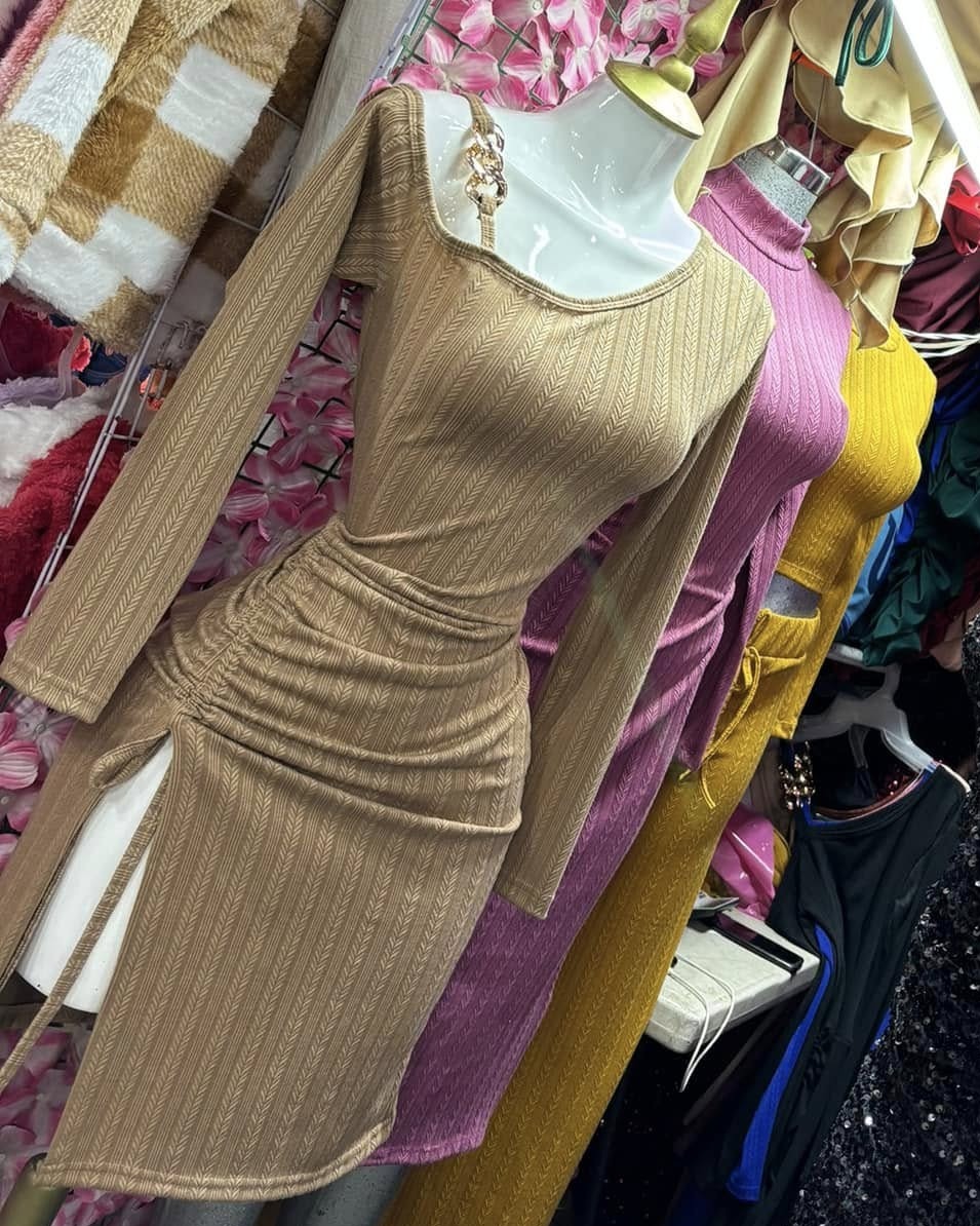 Vestido corto tejido canalé de manga larga con aberturas
