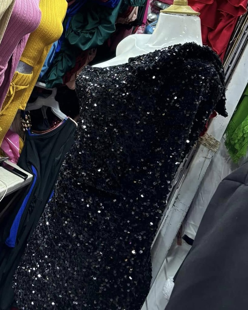 Vestido corto de lentejuela de un hombro con manga larga