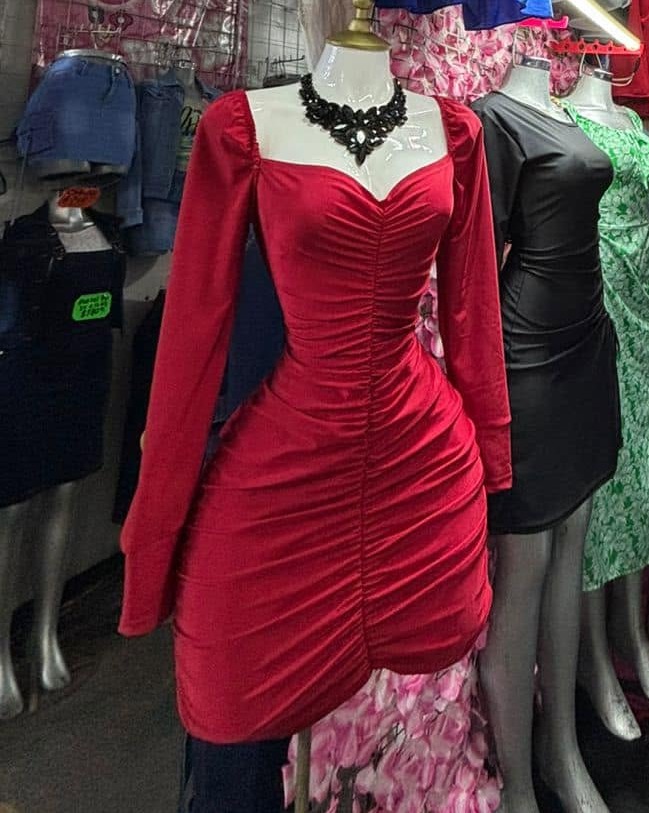 Vestido corto fruncido con escote corazón y manga larga