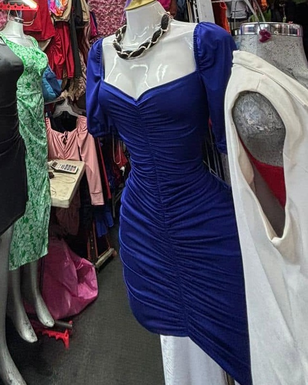 Vestido corto fruncido con escote corazón y manga larga