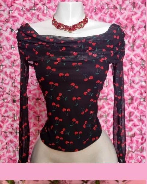 Blusa de mesh con hombros descubiertos y manga larga estampado cerezas