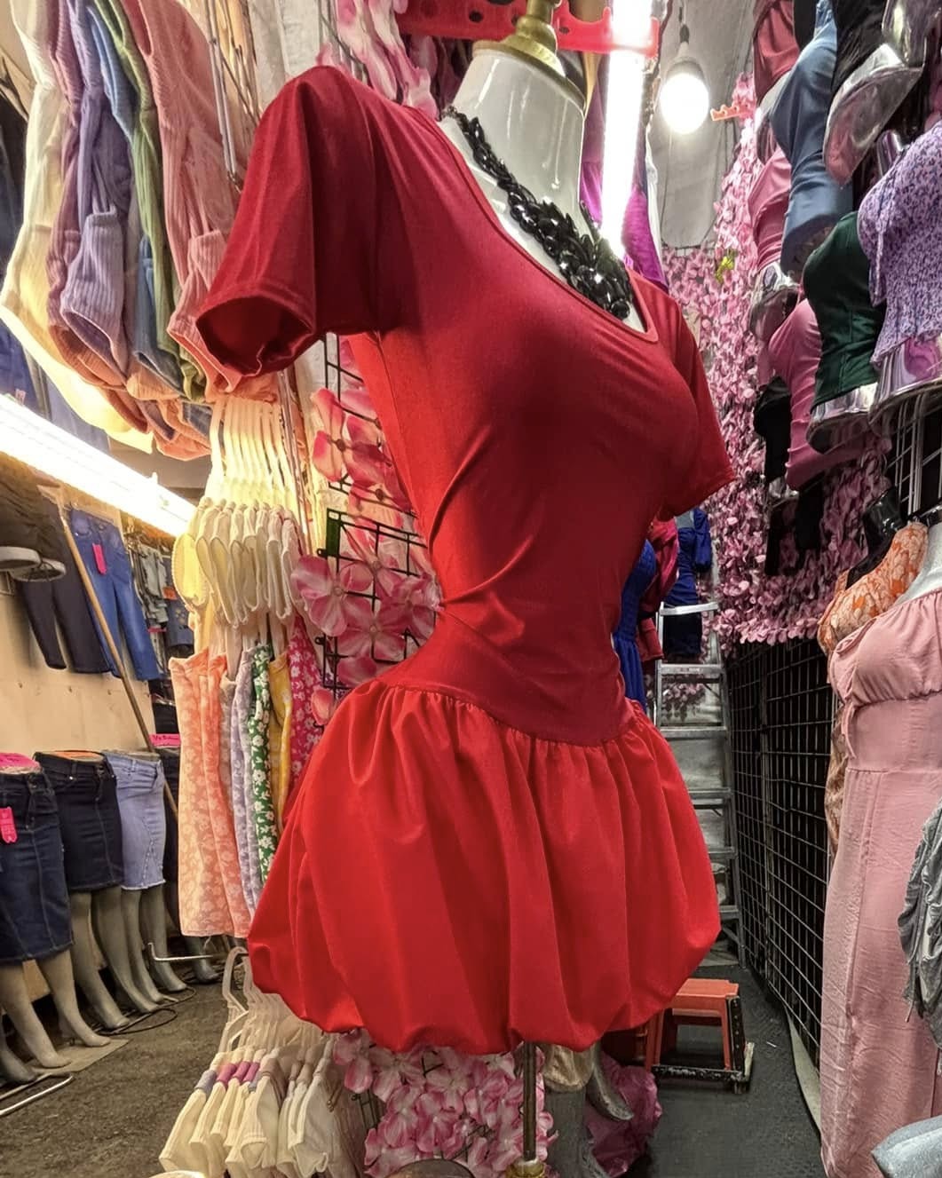 Vestido corto con falda globo y manga corta