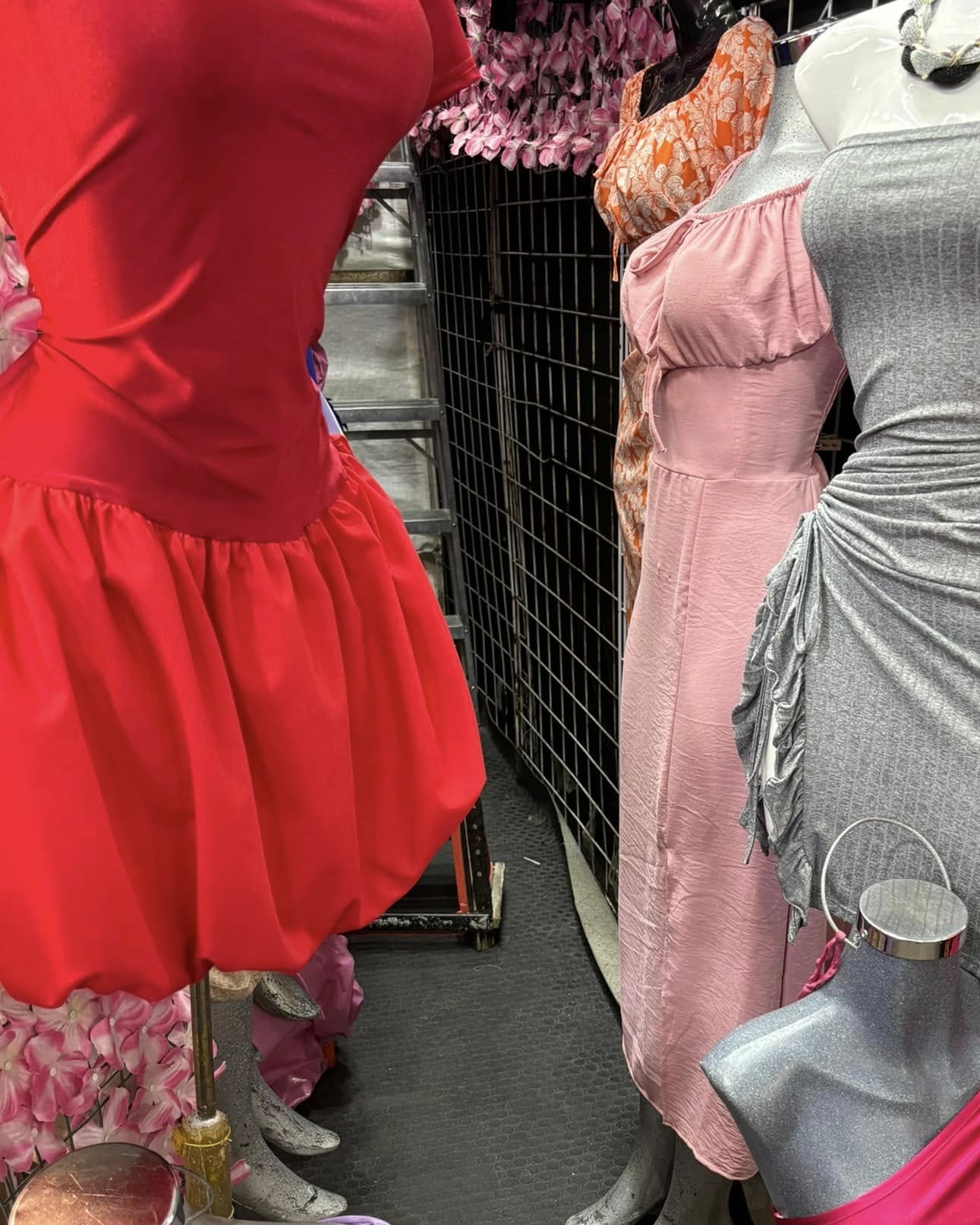 Vestido corto con falda globo y manga corta
