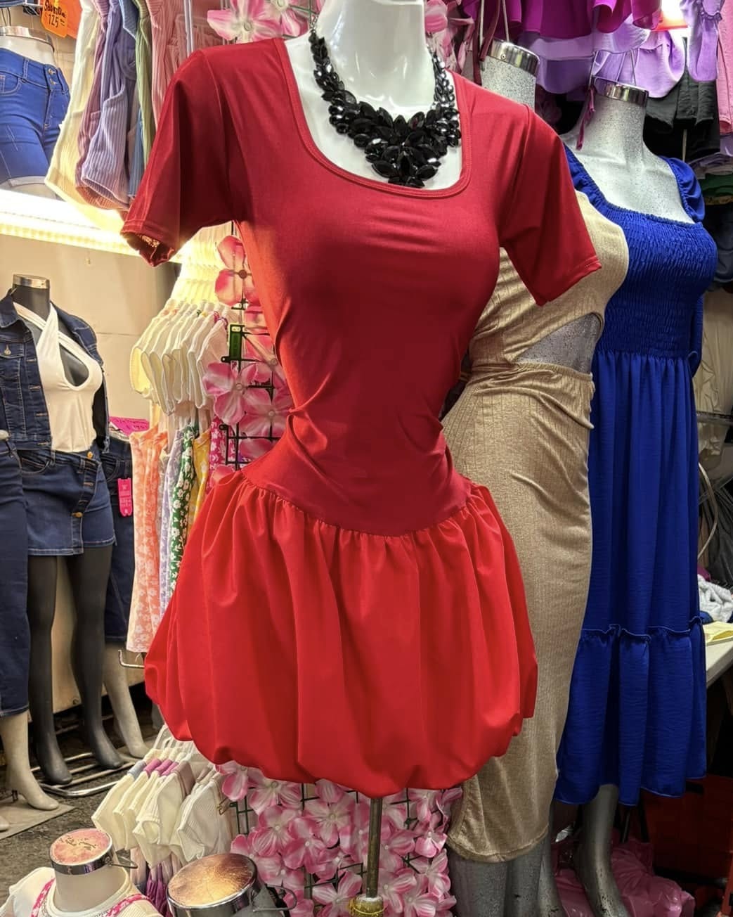 Vestido corto con falda globo y manga corta