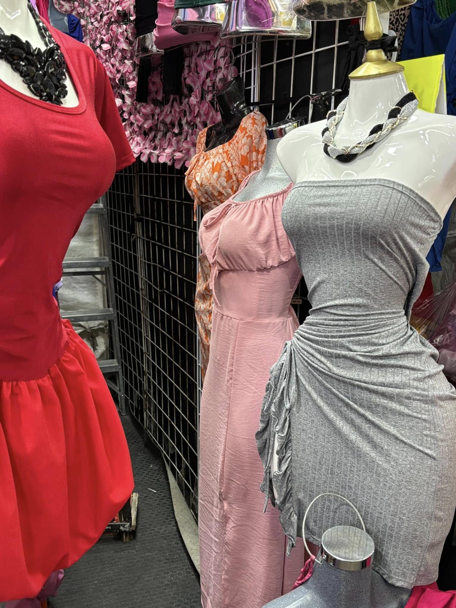 Vestido corto con falda globo y manga corta