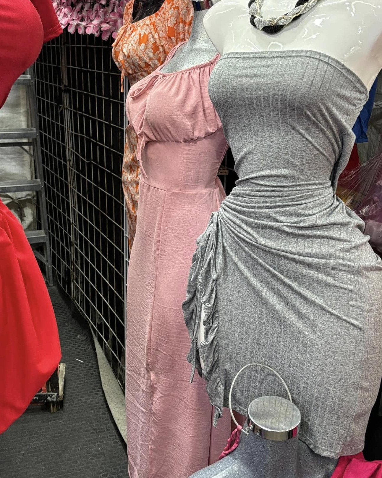 Vestido satinado de un hombro con olán asimétrico