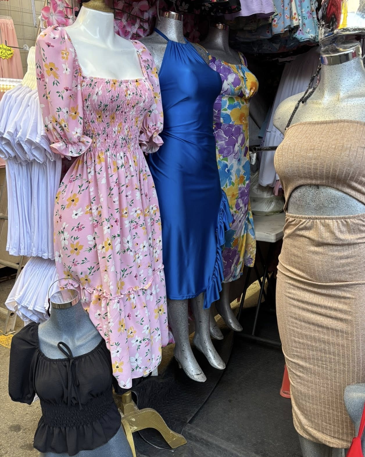 Vestido midi floral con busto fruncido, escote cuadrado y manga abullonada