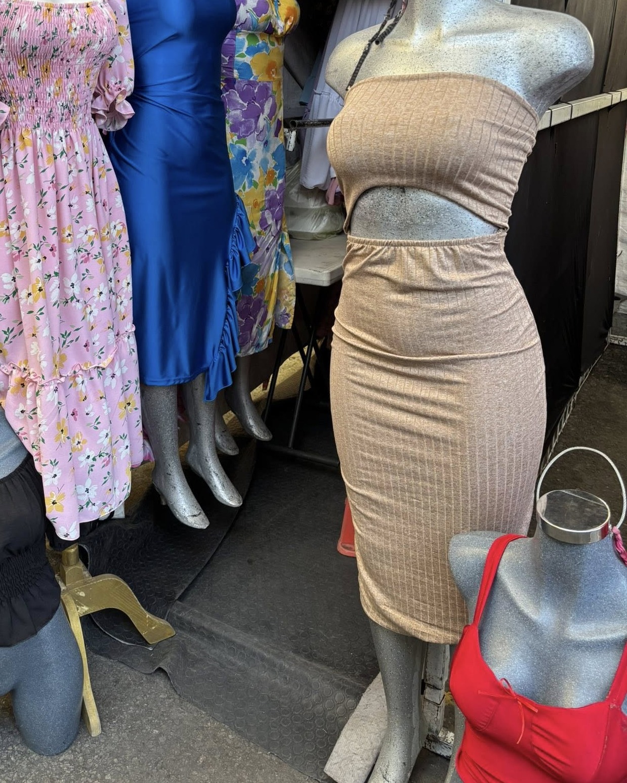 Vestido midi strapless canalé con abertura en la cintura