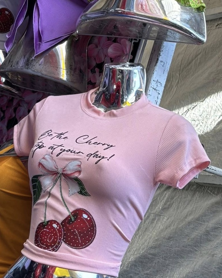 Camiseta con cerezas de brillantes y moño