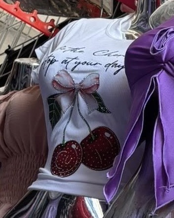 Camiseta con cerezas de brillantes y moño