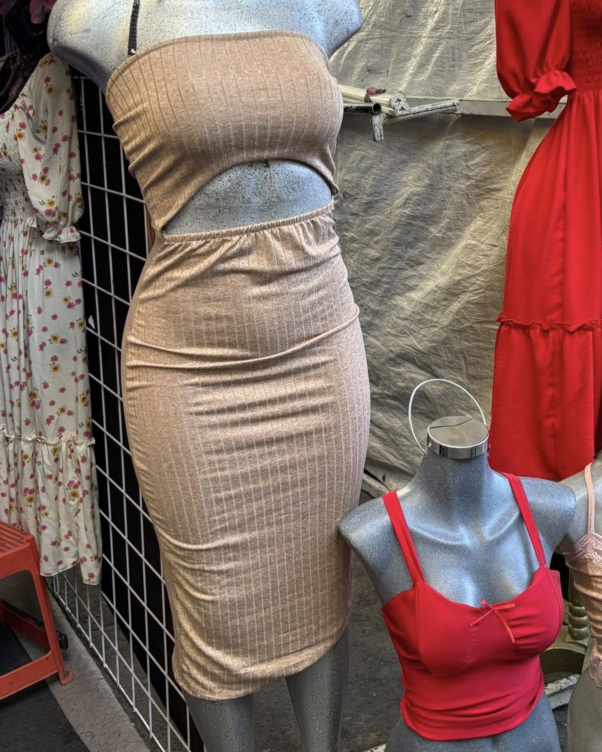 Vestido midi strapless canalé con abertura en la cintura