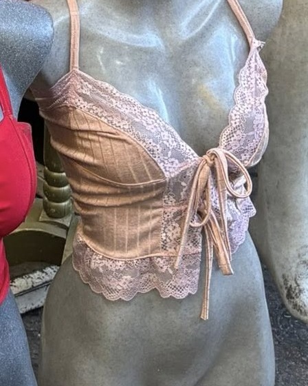 Top de encaje con tirantes y cintas