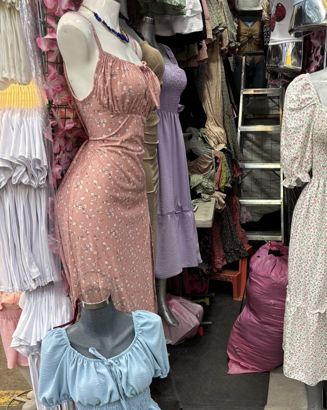 Vestido midi de tirantes con busto fruncido y olanes