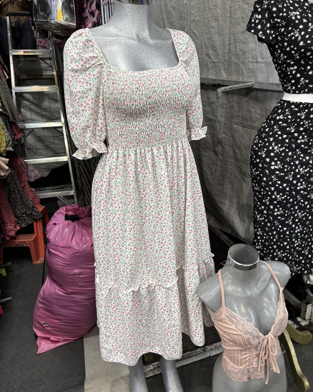 Vestido midi floral con busto fruncido, escote cuadrado y manga abullonada