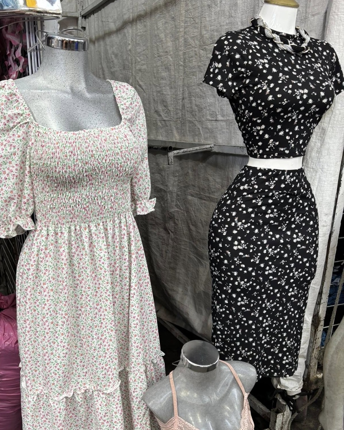Vestido midi floral negro con cinturón y manga corta
