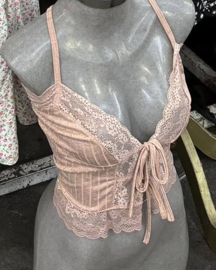 Top de encaje con tirantes y cintas