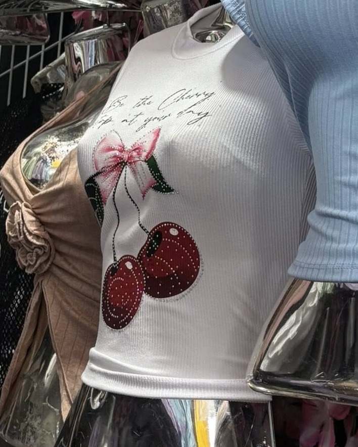 Camiseta con cerezas de brillantes y moño