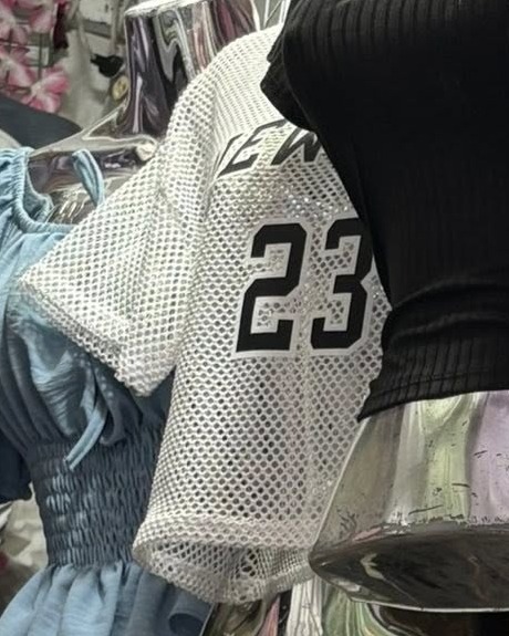 Camiseta corta de mesh deportivo con número 23