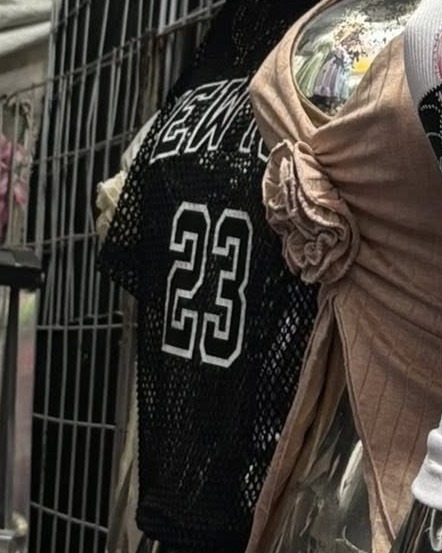 Camiseta corta de mesh deportivo con número 23