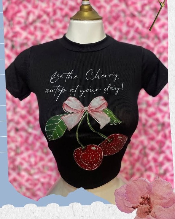 Camiseta con cerezas de brillantes y moño