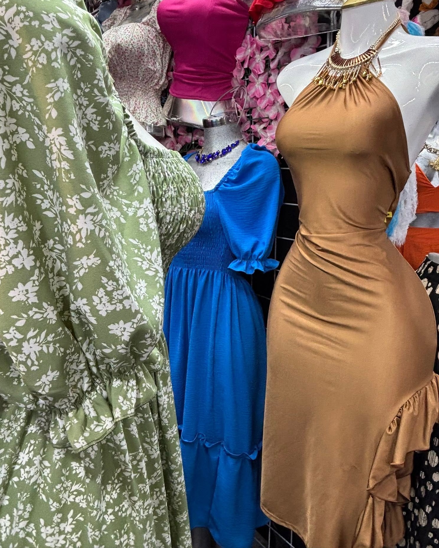 Vestido midi halter con olán asimétrico