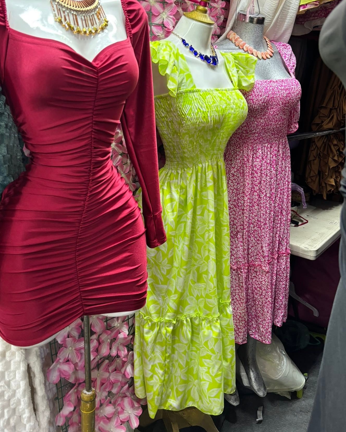 Vestido midi floral con busto fruncido, escote cuadrado y manga abullonada