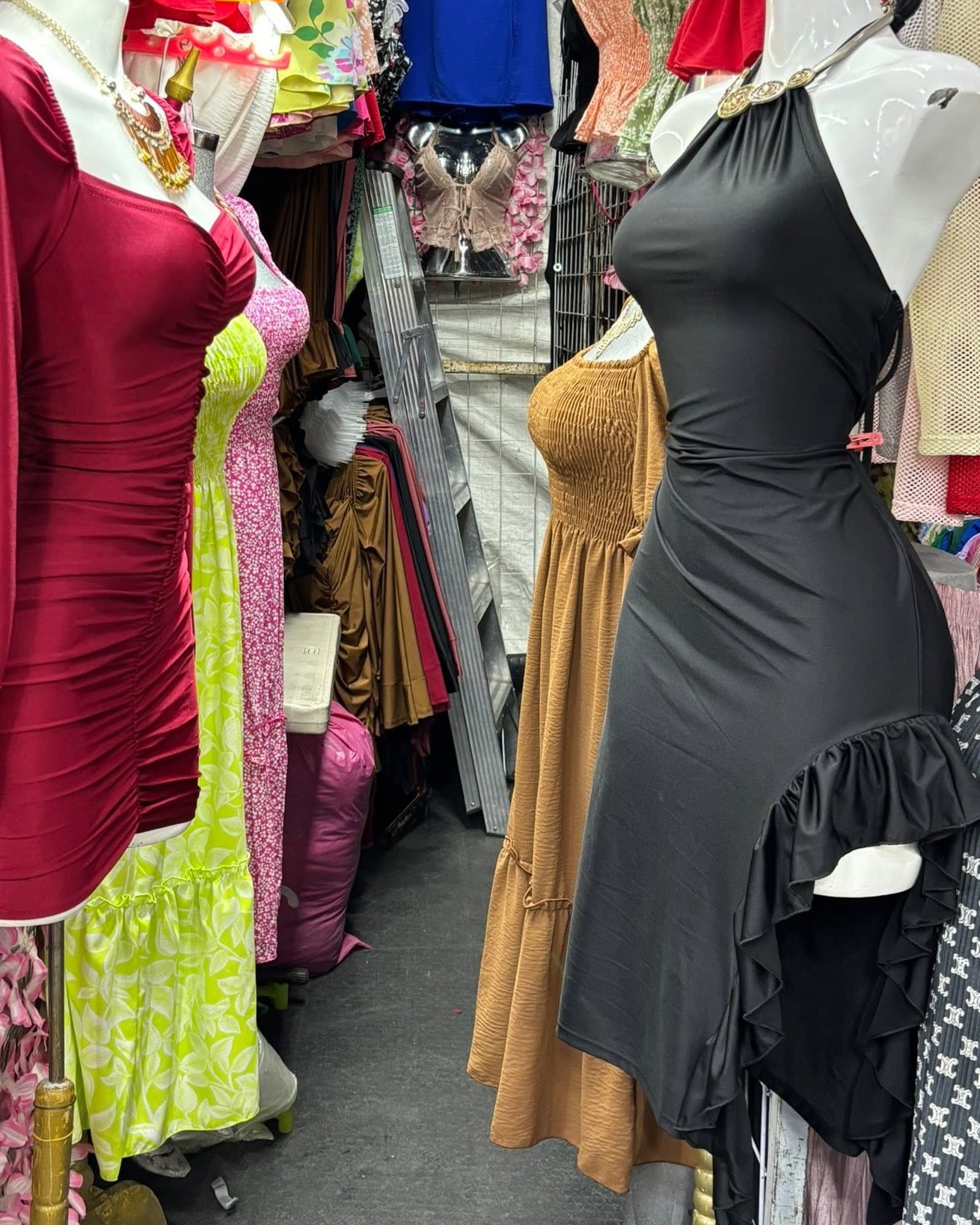 Vestido midi halter con olán asimétrico