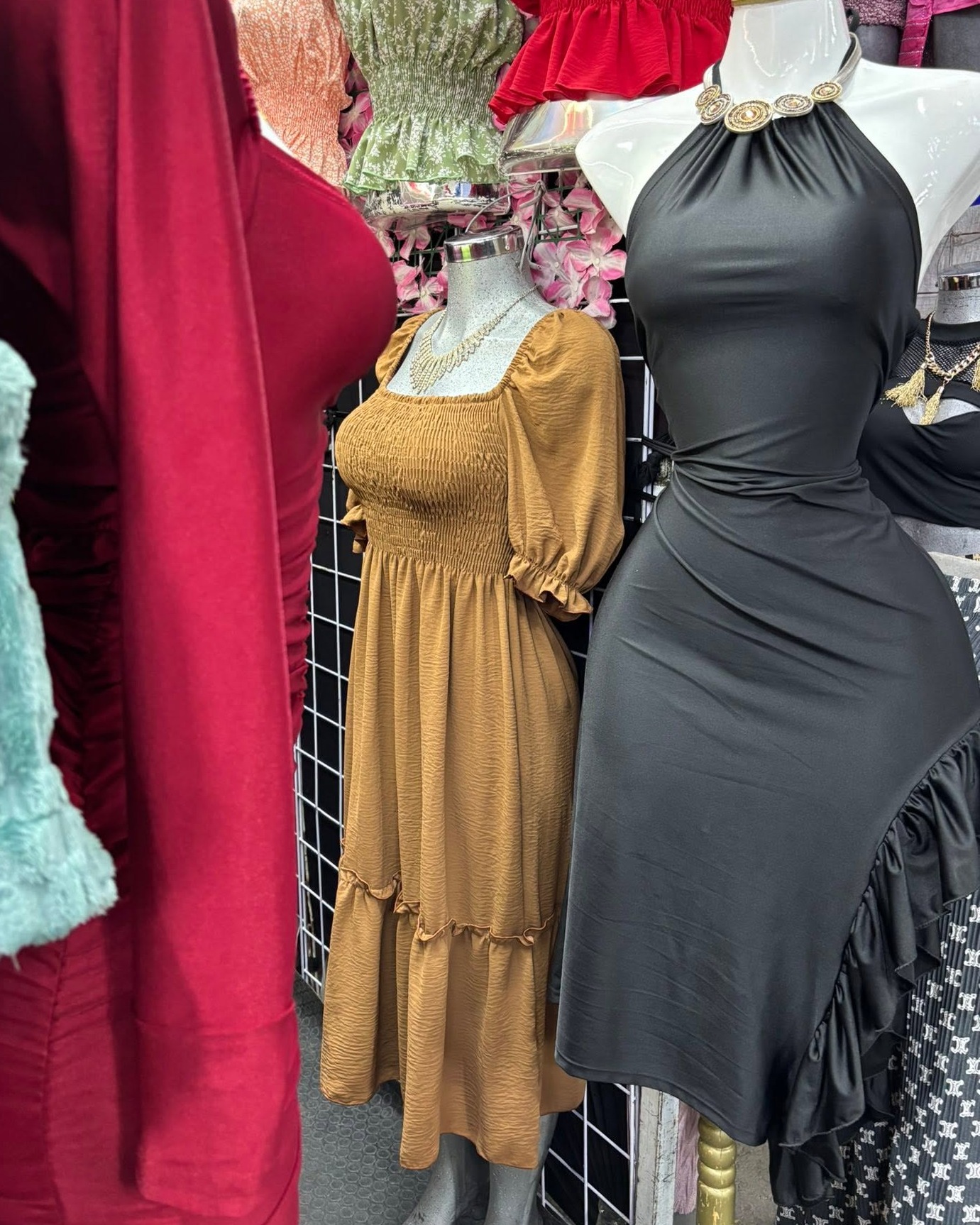Vestido midi halter con olán asimétrico