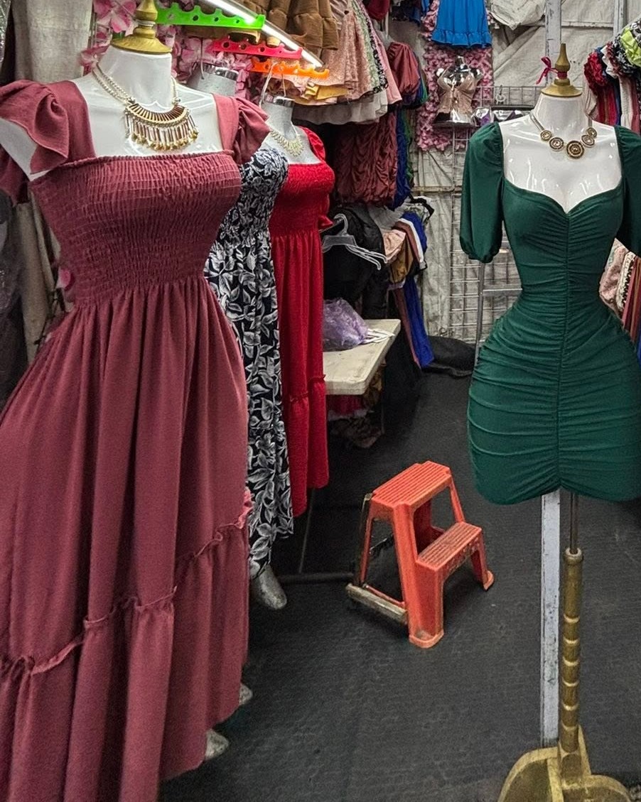 Vestido midi campesino con busto fruncido, manga abullonada y olanes