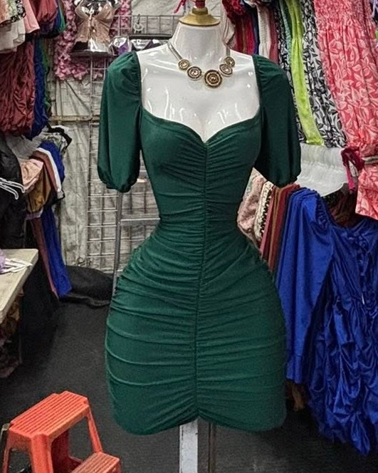 Vestido corto fruncido con escote corazón y manga corta abullonada