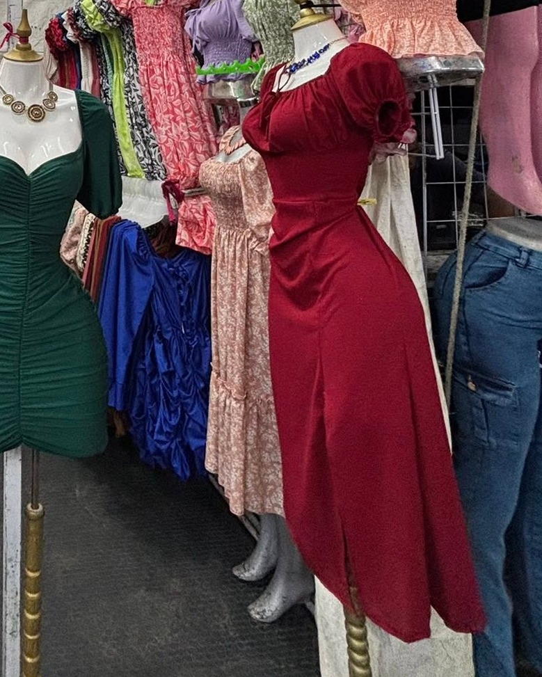 Vestido midi con escote cuadrado, manga corta abullonada y abertura