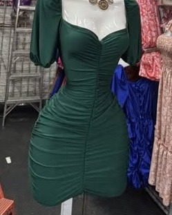 Vestido corto fruncido con escote corazón y manga corta abullonada