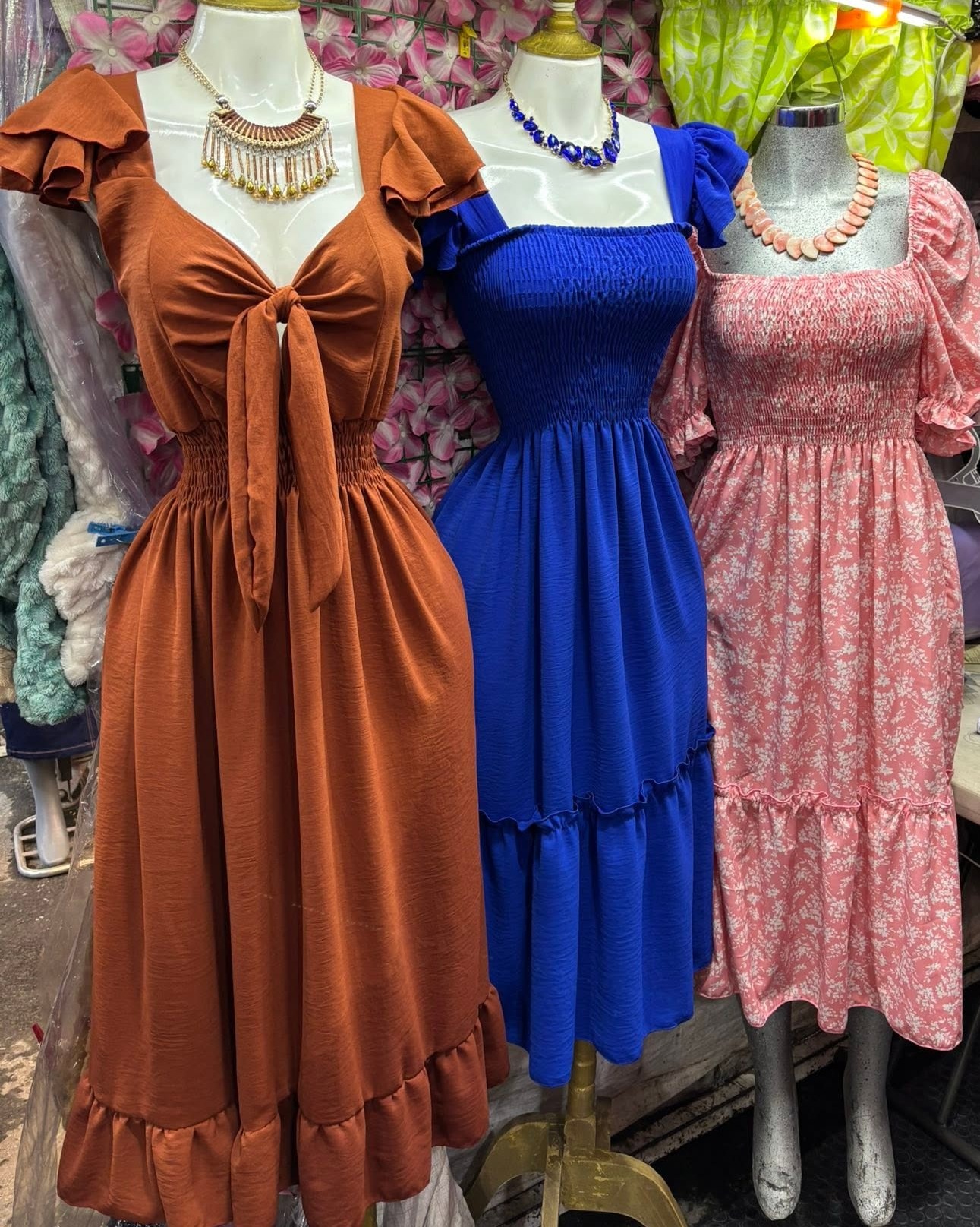 Vestido midi con escote V, moño al frente, manga corta y olán