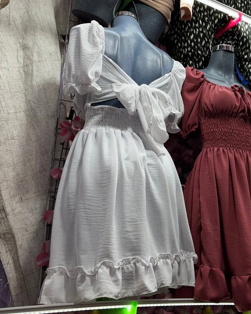 Vestido corto con escote V, moño al frente, manga corta y olanes