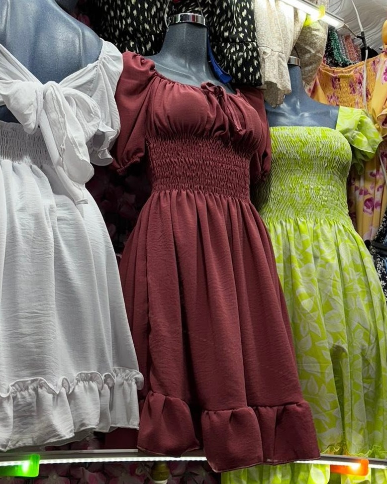 Vestido midi campesino con busto fruncido, manga abullonada y olanes