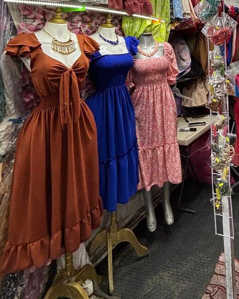 Vestido midi con escote V, moño al frente, manga corta y olán