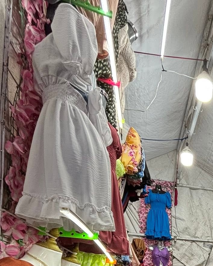 Vestido corto con escote V, moño al frente, manga corta y olanes