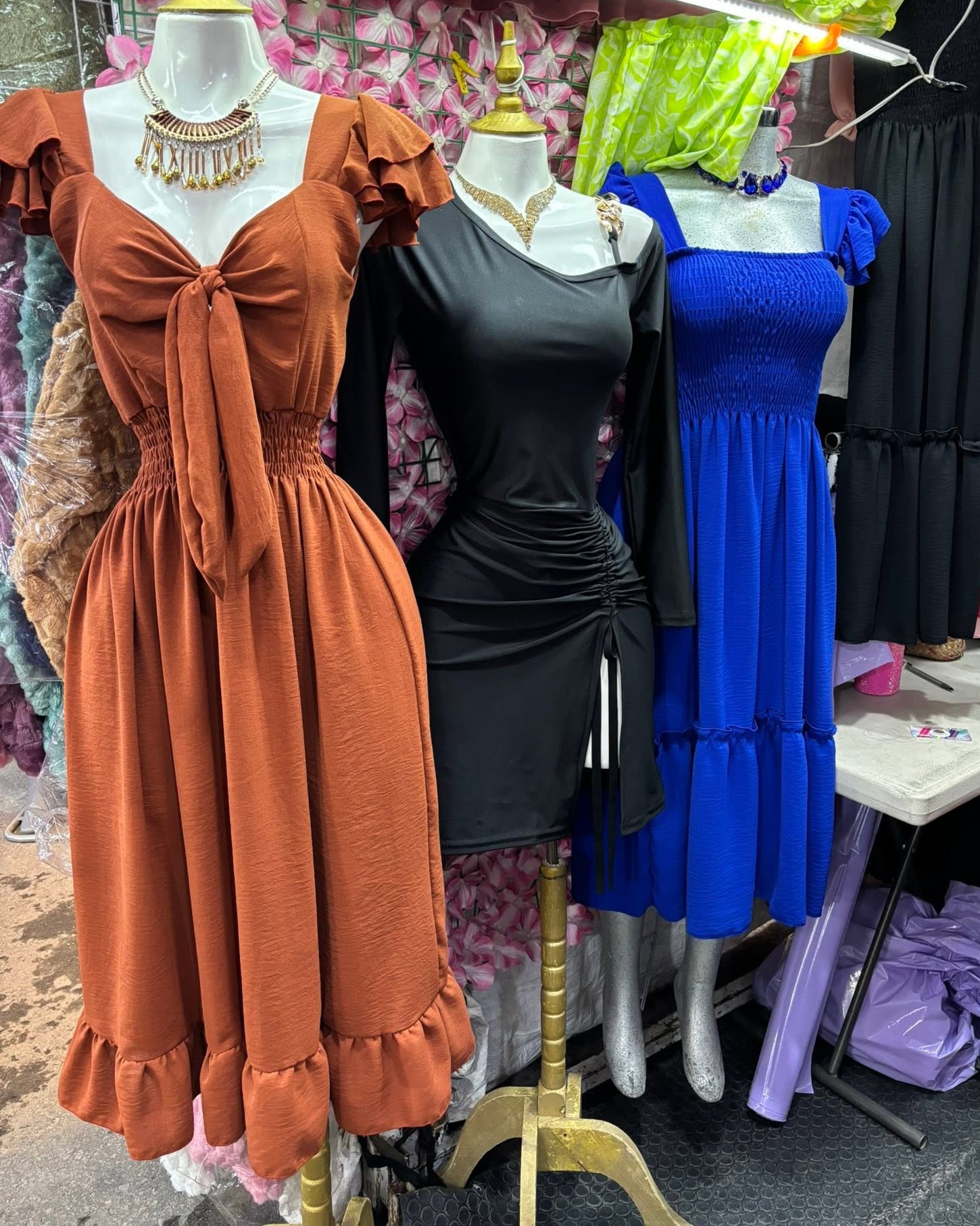 Vestido midi con escote V, moño al frente, manga corta y olán