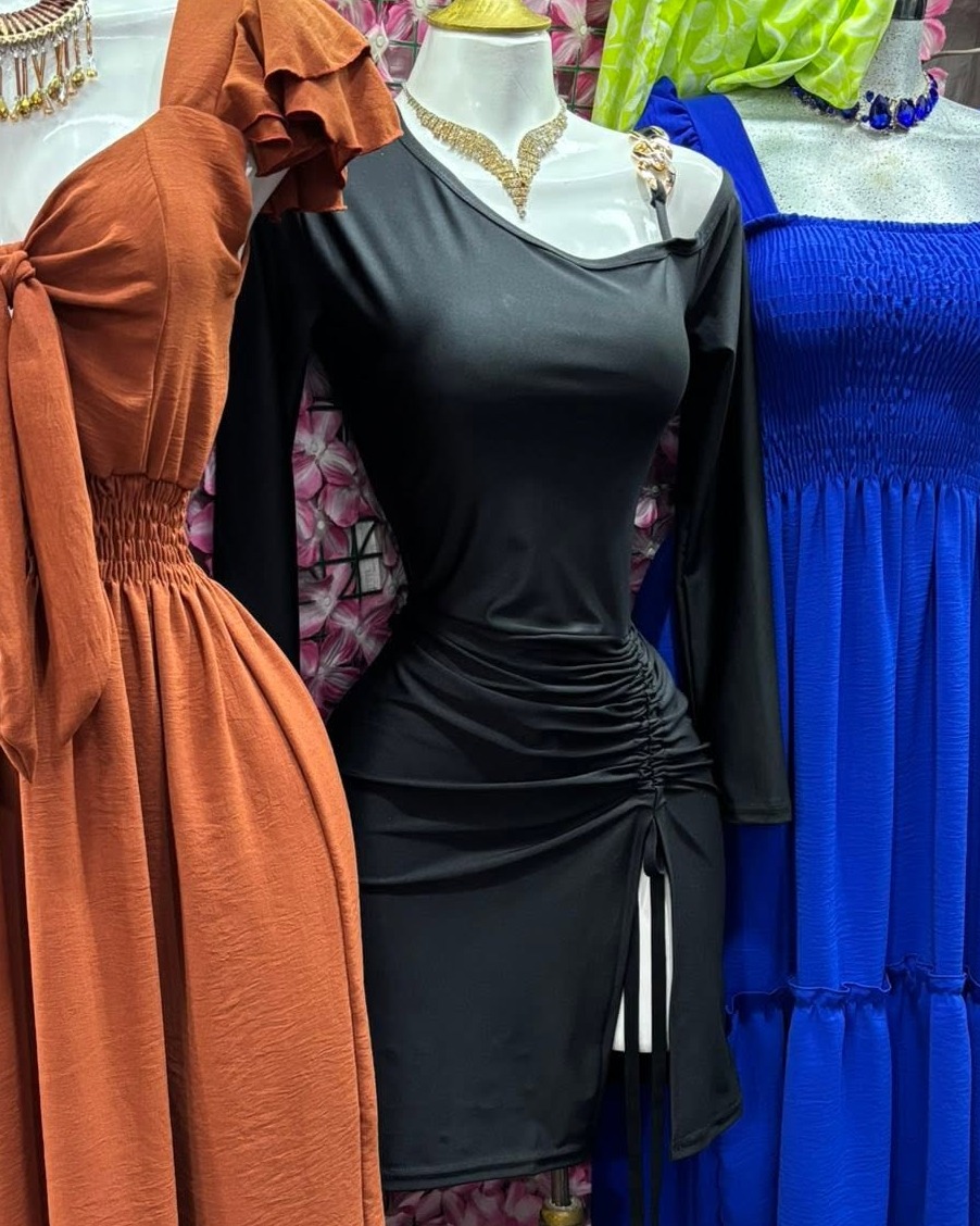 Vestido corto fruncido con escote corazón y manga larga