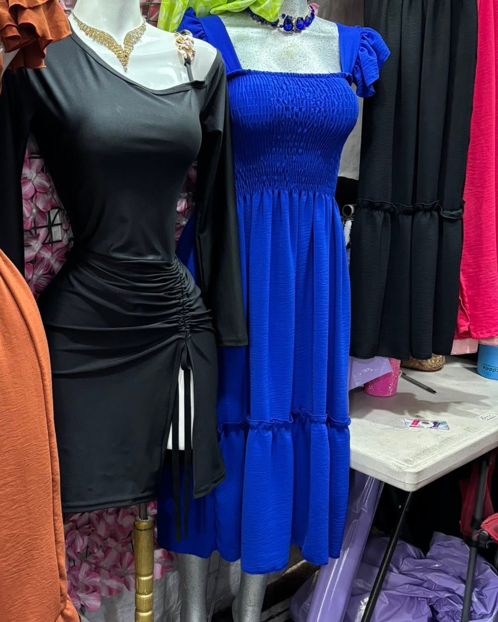 Vestido midi campesino con busto fruncido, manga abullonada y olanes