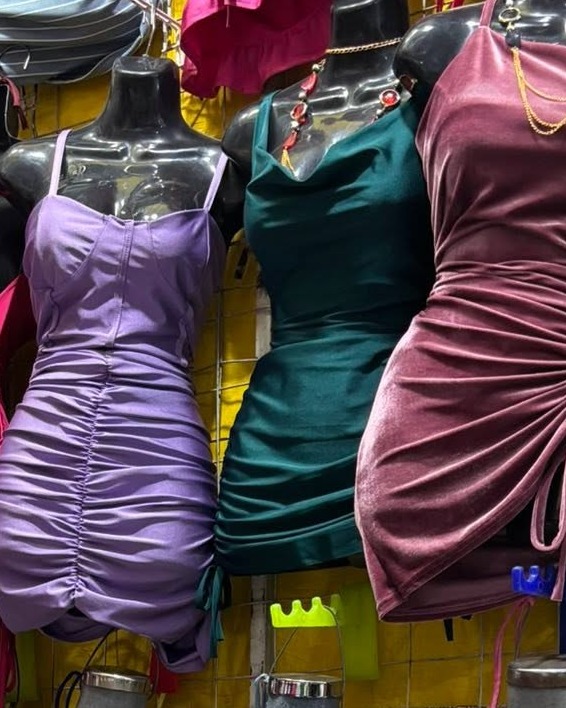 Vestido corto satinado con escote caído y lazos laterales