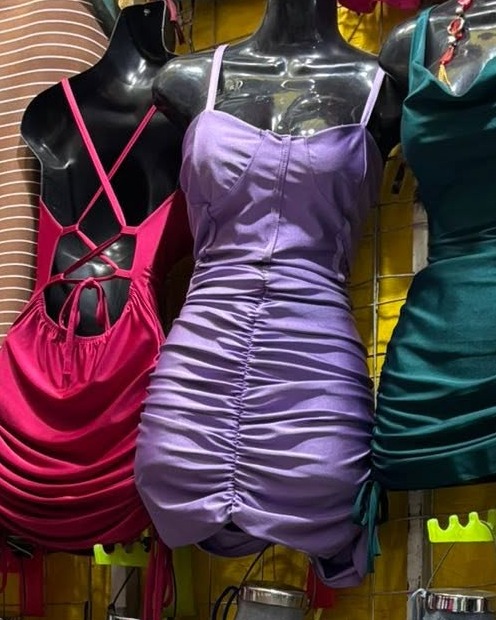 Vestido corto de tirantes fruncido con lazos laterales